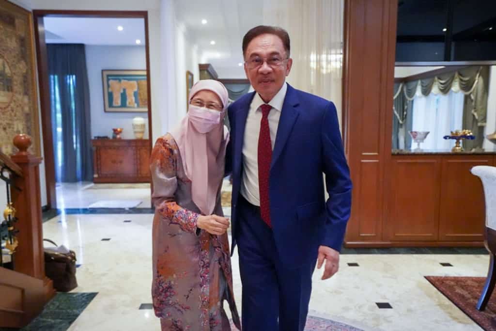  Anwar Ibrahim makes his bid to become Malaysia’s new PM
