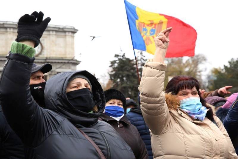 Sandu-led Moldovans protest for early parliamentary polls