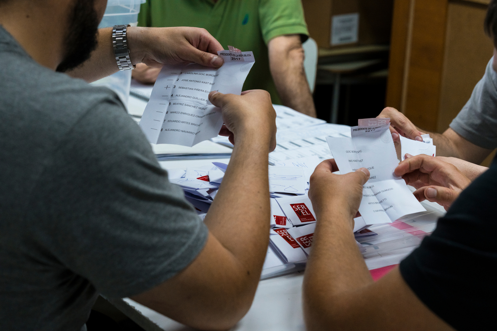 chileans go for independents to draft a new constitution