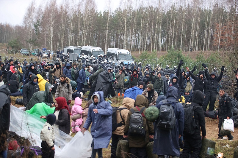 migrants gather on the belarusian polish border