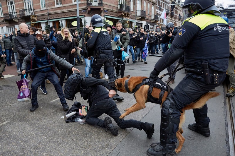  Dutch police clash with anti-lockdown protesters in Amsterdam
