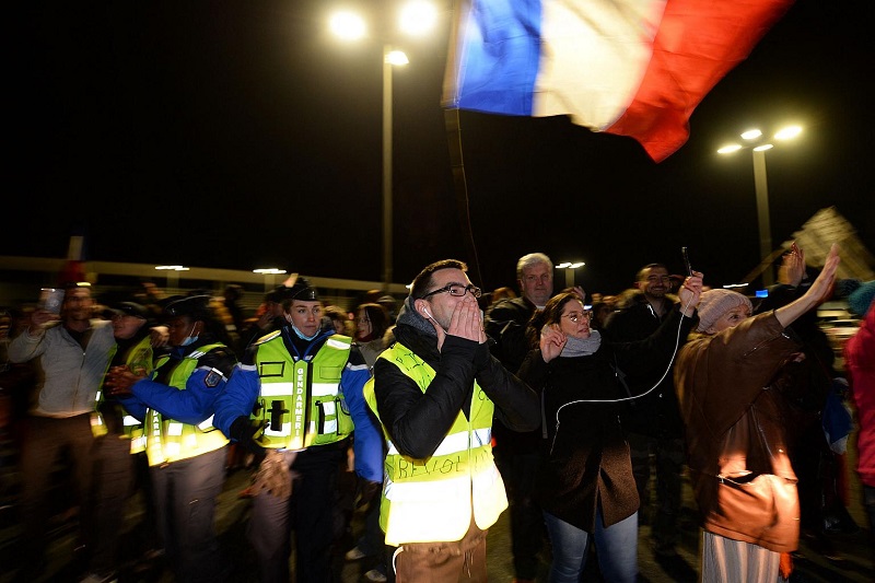  French “Freedom Convoys”: Macron urges calm as “Canada style” protests threaten to blockade Paris