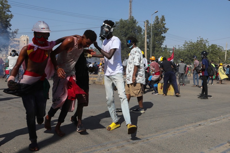 sudanese forces resort to tear gas against protesters standing against coup