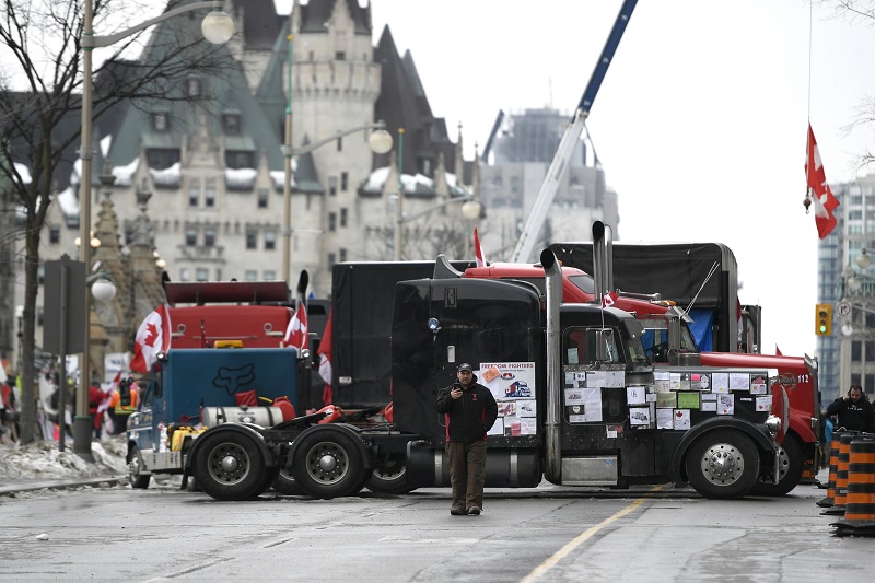  The United States urges Canada to use federal powers to end the blockade by truckers