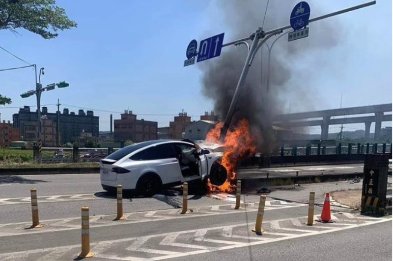  Jimmy Lin’s Tesla crashed and caught fire, injuring him