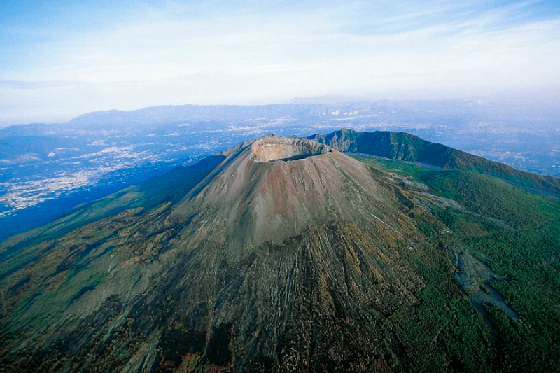  After snapping a selfie, US tourist falls into Mount Vesuvius