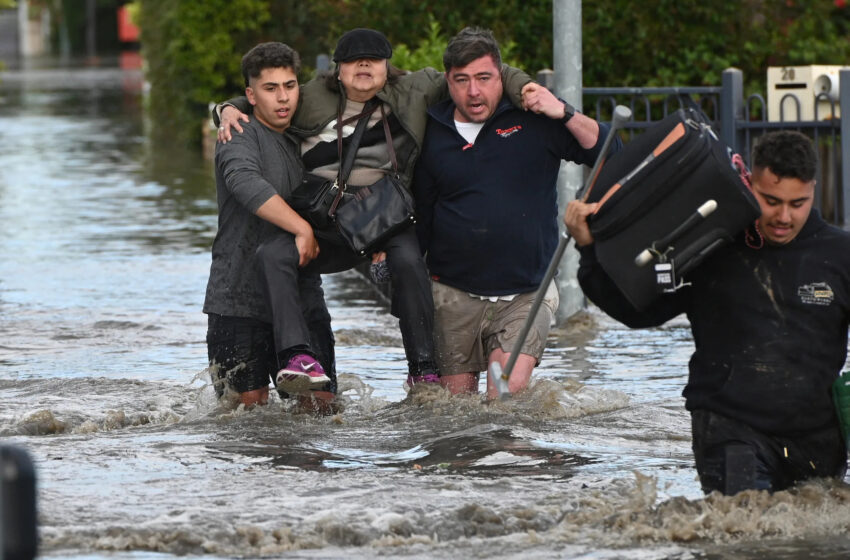  Australia PM travels flood-hit Victoria state; evacuations, sandbagging underway