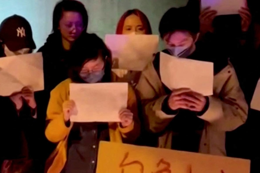 shanghai holds candlelight vigil for urumqi fire victims