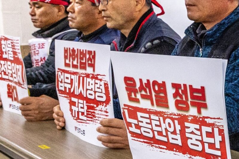  South Korea’s Yoon expands back-to-work order amid truckers’ strike