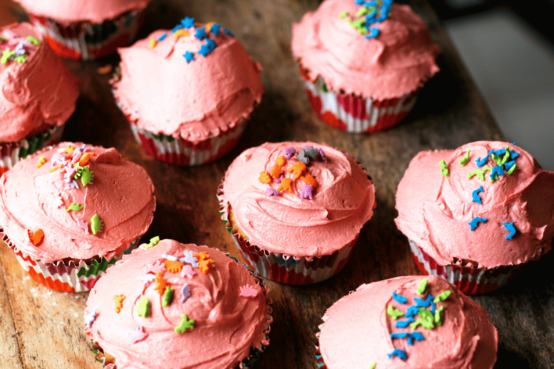 Black bear scares staff, steals 60 cupcakes from Connecticut bakery