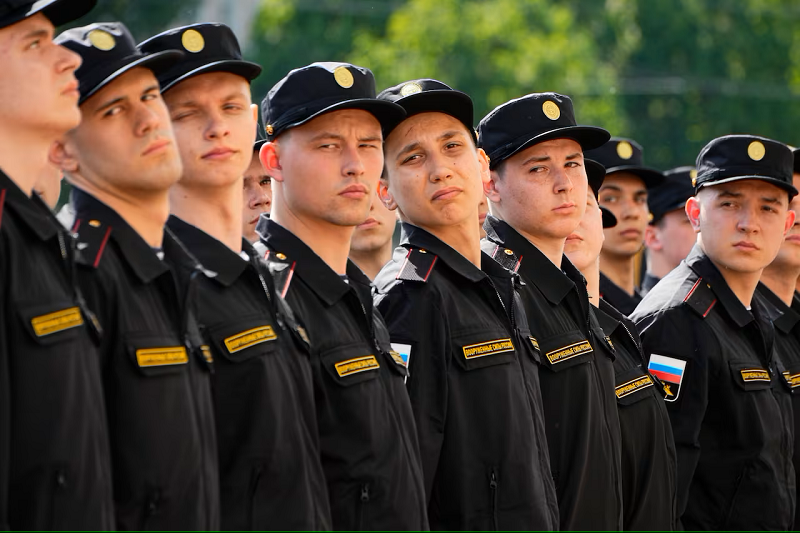  Russia Raises Military Conscription Age to 30