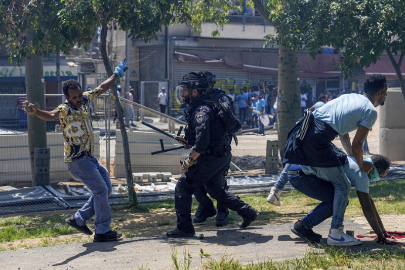 clashes erupt in tel aviv as eritrean asylum seekers protest embassy event