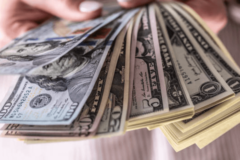  What Salary Is Enough to Live Comfortably in the US (2025 Guide)