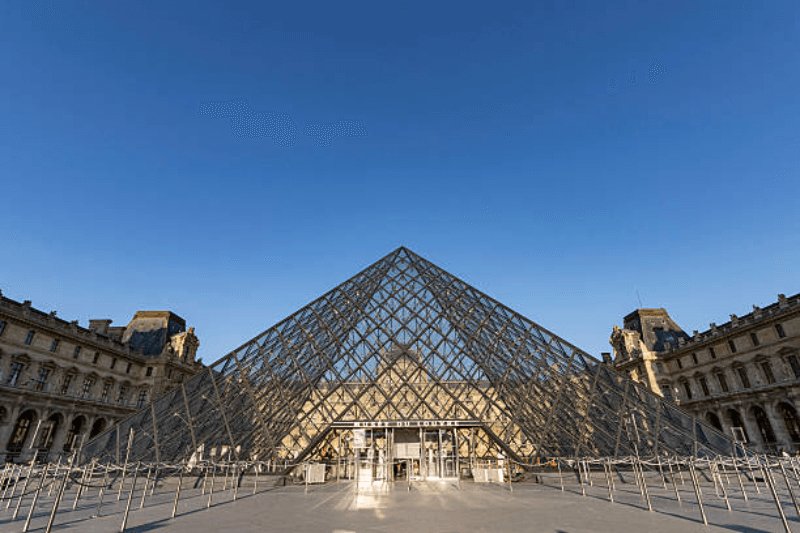 louvre crowds holiday season restrictions