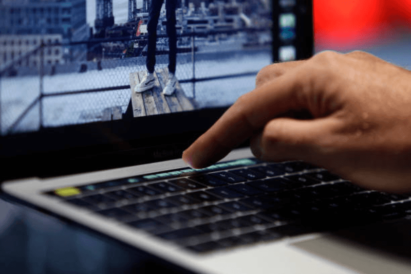 macbook ultra touchscreen rumors 2026