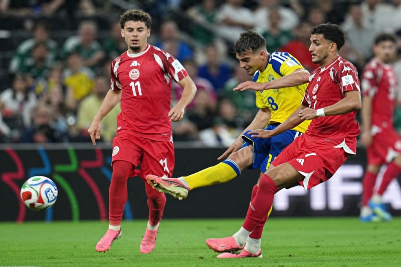 soccer players wearing pink boots