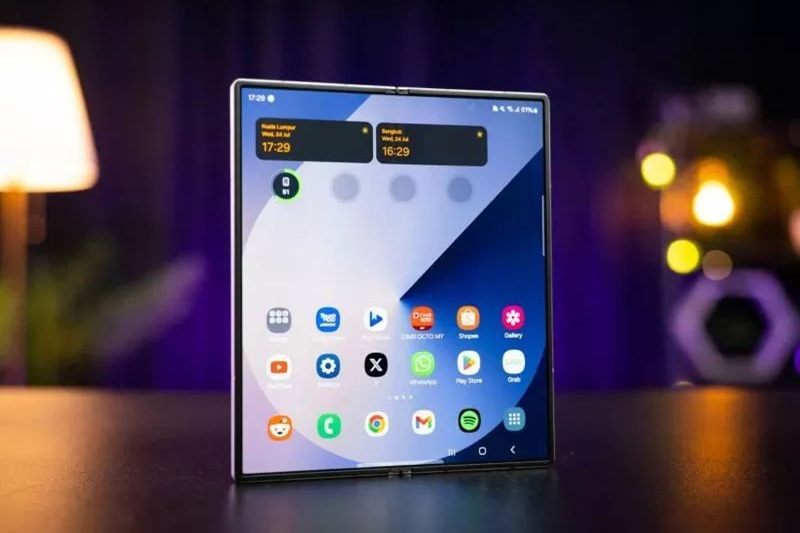 samsung flex titanium display