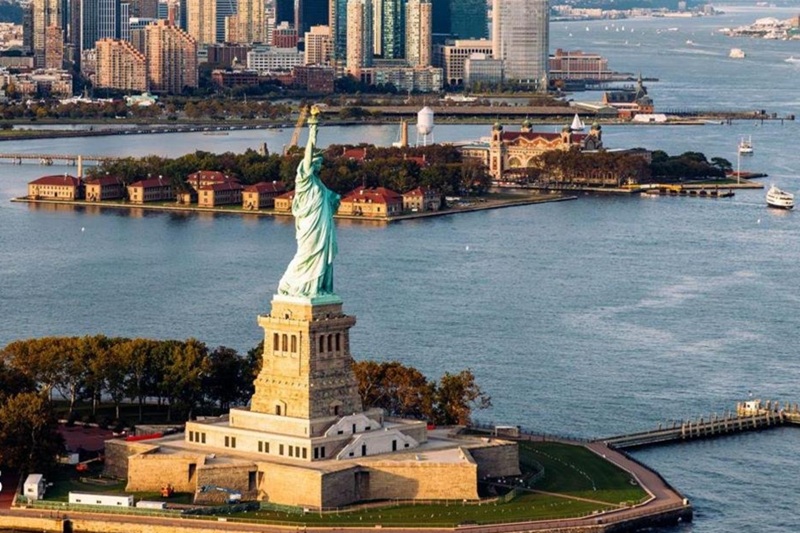 statue of liberty boat capsized in 2026