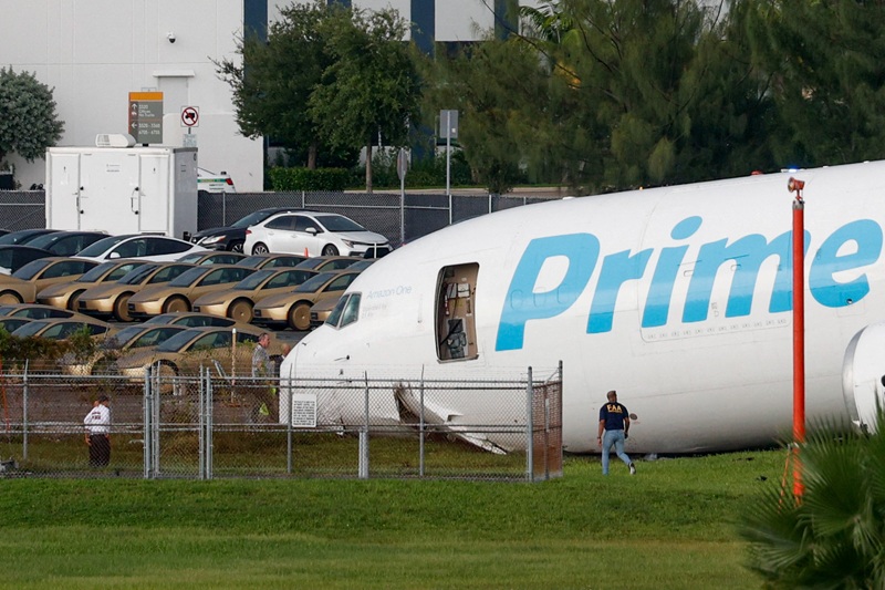 amazon cargo plane crash in miami kills 5