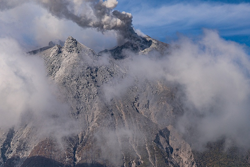 indonesia volcano eruption strands 170,000 passengers as anak krakatau ash shuts 8 airports 