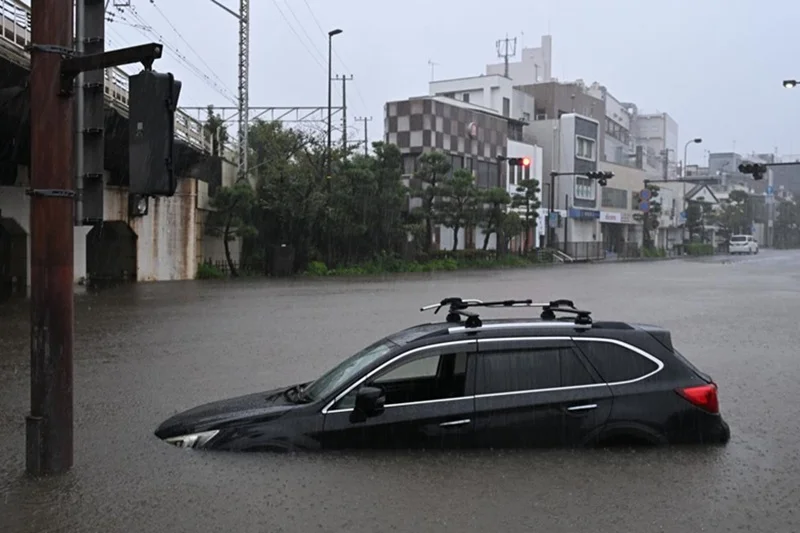 typhoon dujuan hits japan