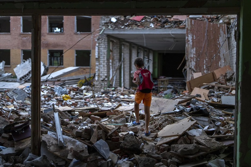  Ukraine School Crisis: Russian Strikes Destroy 12 Million Books Ahead of New Academic Year 
